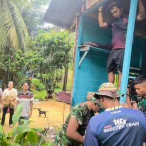 Gotong Royong Tanpa Kenal Lelah, Satgas TMMD ke-130 Kodim 0209/Labuhanbatu Bongkar Rumah Tidak Layak Huni Milik Ibu Heni