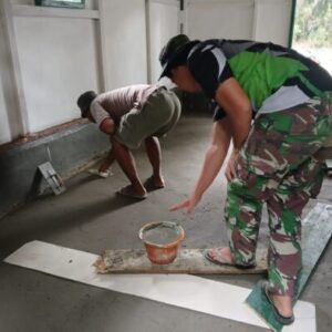 Gotong Royong Satgas TMMD ke-130 Kodim 0209/Labuhanbatu, Pemasteran Lantai Rumah Suroto Dikerjakan dengan Teliti