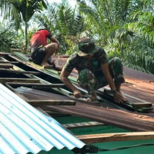 Aksi Satgas TMMD ke-130 Kodim 0209/Labuhanbatu Bongkar Atap Rumah Edi Harahap Demi Hunian Lebih Layak
