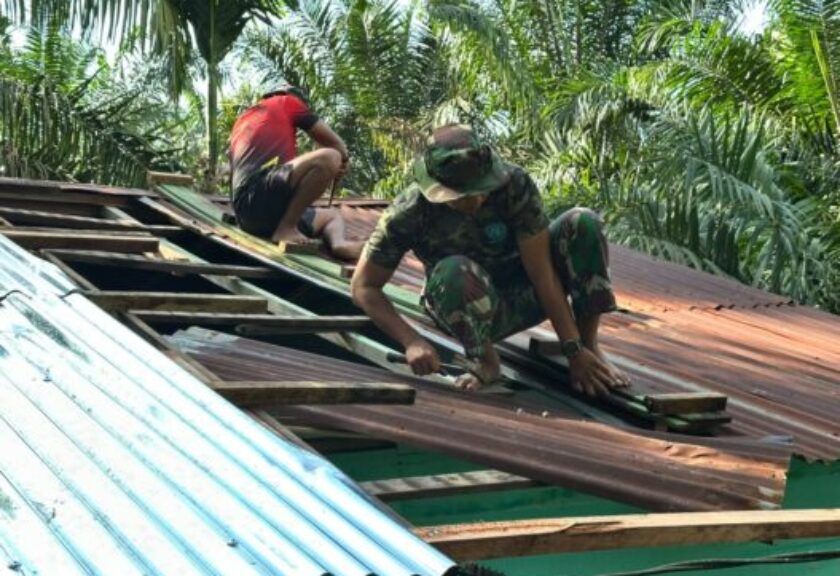 Aksi Satgas TMMD ke-130 Kodim 0209/Labuhanbatu Bongkar Atap Rumah Edi Harahap Demi Hunian Lebih Layak