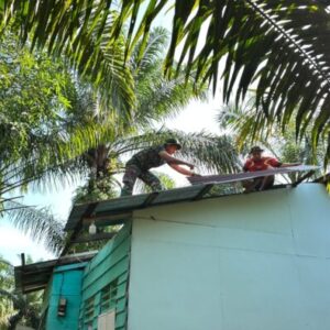 Semangat Gotong Royong Satgas TMMD ke-130 Kodim 0209/Labuhanbatu Lepas Seng Lama Rumah Edi Harahap