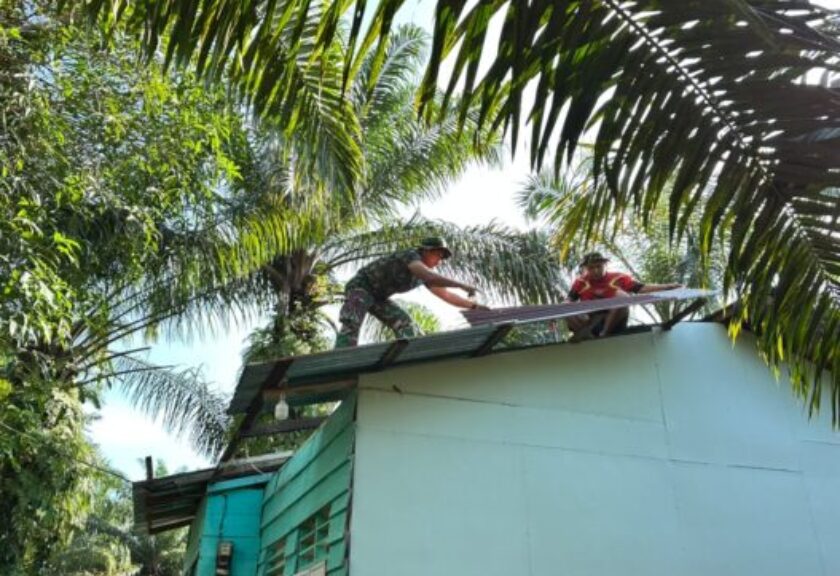 Semangat Gotong Royong Satgas TMMD ke-130 Kodim 0209/Labuhanbatu Lepas Seng Lama Rumah Edi Harahap