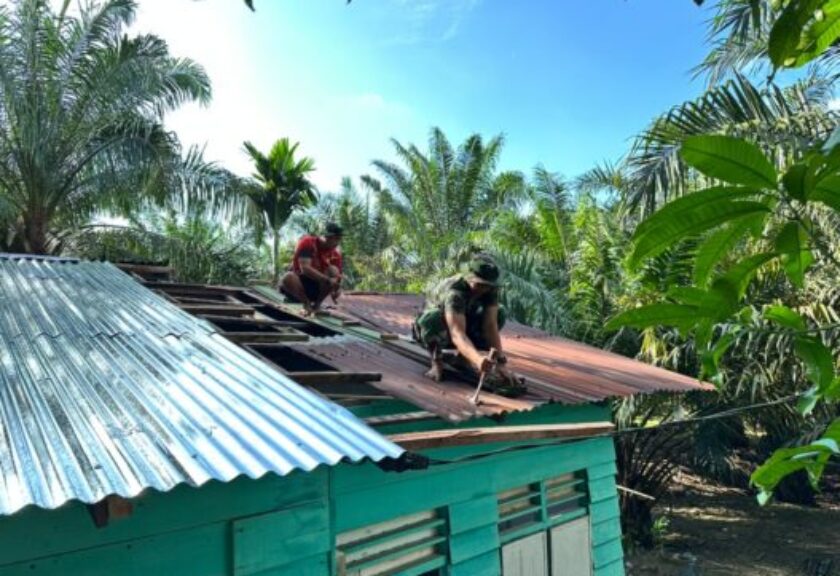 Satgas TMMD ke-130 Kodim 0209/Labuhanbatu Pembongkaran Atap Rumah Edi Harahap Demi Wujudkan Hunian Layak
