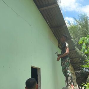 Satgas TMMD ke-130 Kodim 0209/Labuhanbatu Lakukan Pengerjaan Renovasi Dinding Rumah Ibu Heni Derita Tampubolon Demi Hunian Lebih Layak