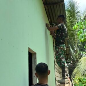 Gotong Royong Perbaiki Dinding, Satgas TMMD Ke – 130 Sempurnakan Hunian Ibu Heni Derita Tampubolon di Labuhanbatu Selatan