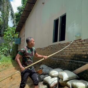 Sentuhan Cat Satgas TMMD ke-130 Kodim 0209/Labuhanbatu Hadirkan Wajah Baru Rumah Ibu Heni Derita
