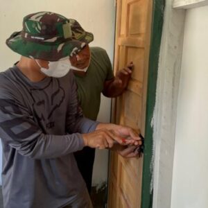 Kerjasama Personel Satgas TMMD ke-130 Kodim 0209/Labuhanbatu Pasang Kunci Pintu Rumah Bapak Suroto