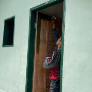 Proses Pengecatan Daun Pintu Rumah Bapak Suroto oleh Satgas TMMD ke-130 Kodim 0209/Labuhanbatu