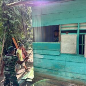 Satgas TMMD ke-130 Kodim 0209/Labuhanbatu Bareng Warga Lepas Papan Rumah Edi Harahap Demi Hunian Layak