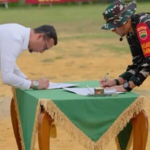Dansatgas TMMD Ke-130 Letkol Kav Hanung Kaptiaji,S.Sos,M.I.P,Lakukan Penandatanganan Berita Acara TNI Manunggal Membangun Desa