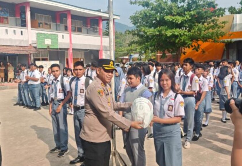 Kapolres Mitra Sambangi SMKN 1 Ratahan, Edukasi Siswa soal Narkoba dan Tertib Lalu Lintas