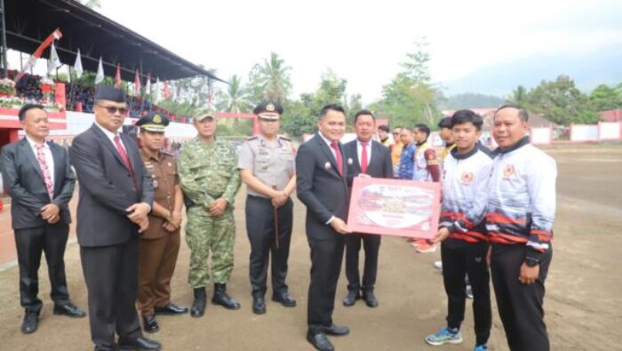 Peringati Sumpah Pemuda ke-98, Bupati Ronald Kandoli Salurkan Bonus Atlet Rp300 Juta