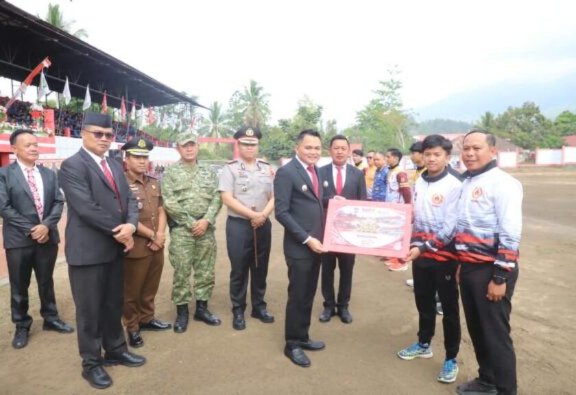 Peringati Sumpah Pemuda ke-98, Bupati Ronald Kandoli Salurkan Bonus Atlet Rp300 Juta
