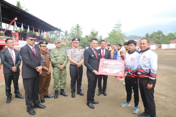 Peringati Sumpah Pemuda ke-98, Bupati Ronald Kandoli Salurkan Bonus Atlet Rp300 Juta
