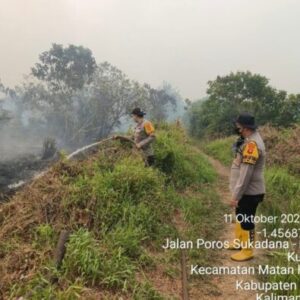 Cegah Api Kembali Meluas, Polsek MHU Bersama Masyarakat Peduli Api Lakukan Pendinginan Lahan di Kuala Tolak