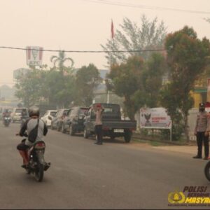 Kabut Asap Tebal Selimuti Ketapang, Polres  Dan Polsek Jajaran Hadir Berikan Pelayanan Strong Point Pagi