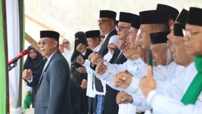 Sekda Iksan Pangalima Pimpin Upacara Hari Santri 2026 di Boltim