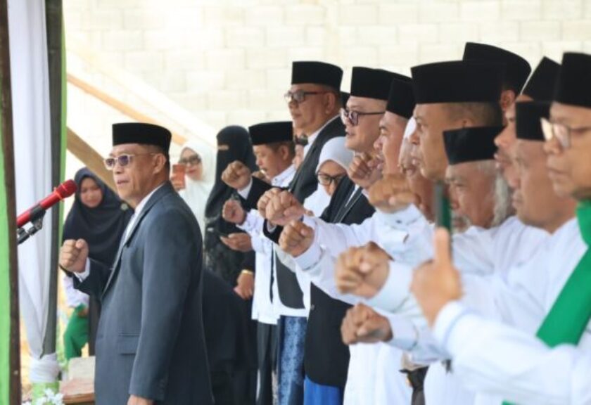 Sekda Iksan Pangalima Pimpin Upacara Hari Santri 2026 di Boltim