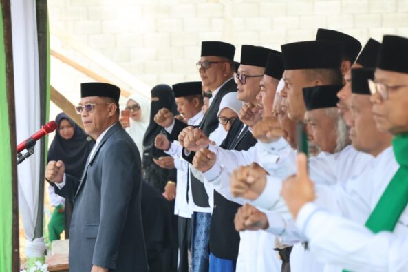 Sekda Iksan Pangalima Pimpin Upacara Hari Santri 2026 di Boltim