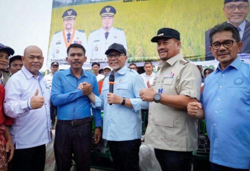 Bupati Batu Bara Baharuddin Siagian Dampingi Menko Pangan Zulhas Panen Padi di Sei Balai