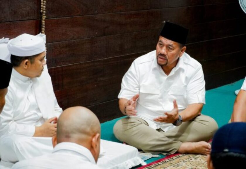 Bupati Batu Bara Bersama Anggota DPR RI Sugiat Santoso Salurkan 4 Ekor Sapi dan 1 Ton Beras ke Pesantren Taajussalaam